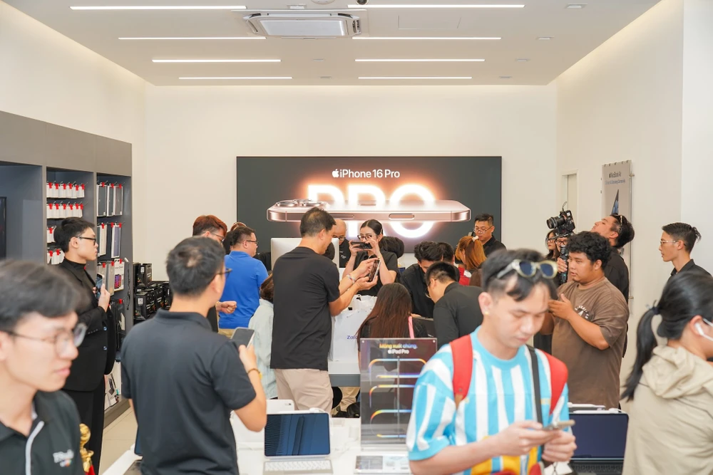 Thuế quan có thể khiến giá smartphone, laptop... tăng cao sau khi kết thúc bầu cử Tổng thống Mỹ. Ảnh: TIỂU MINH