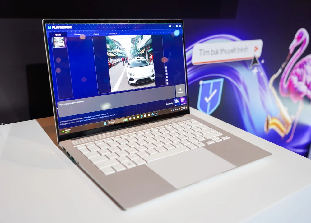 Laptop được trang bị Intel Core Ultra 200V Series có thời lượng pin khủng. Ảnh: TIỂU MINH