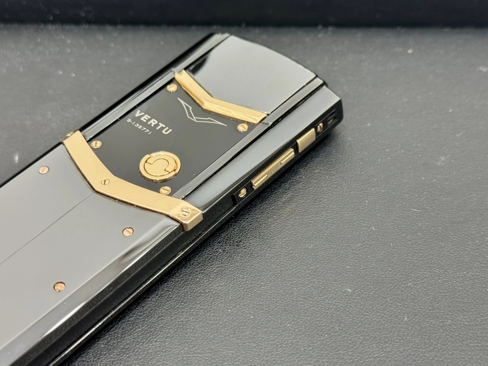 Chiếc điện thoại Vertu Signature S chính hãng với mặt lưng từ gốm Ceramic có giá trị gần 2 tỉ đồng.