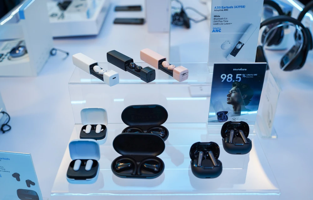 Thị trường tai nghe TWS tại Việt Nam tăng trưởng đáng kể theo hàng năm. Ảnh: TIỂU MINH