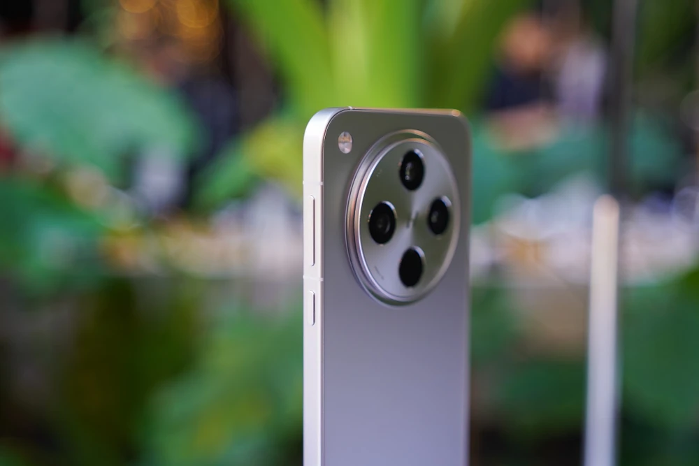 Nút tăng giảm âm lượng và nút nguồn trên Find X8 Pro. Ảnh: TIỂU MINH