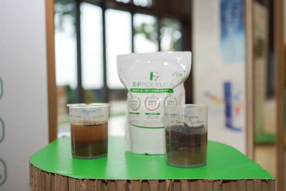 EF Polymer (Ấn Độ) với chất cải tạo đất từ vỏ trái cây. Ảnh: TIỂU MINH