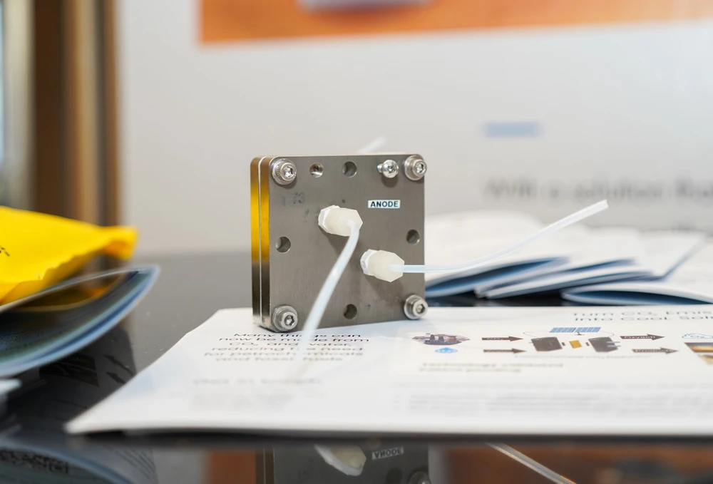 Công nghệ chuyển hóa CO2 thành các hóa chất hữu ích. Ảnh: TIỂU MINH