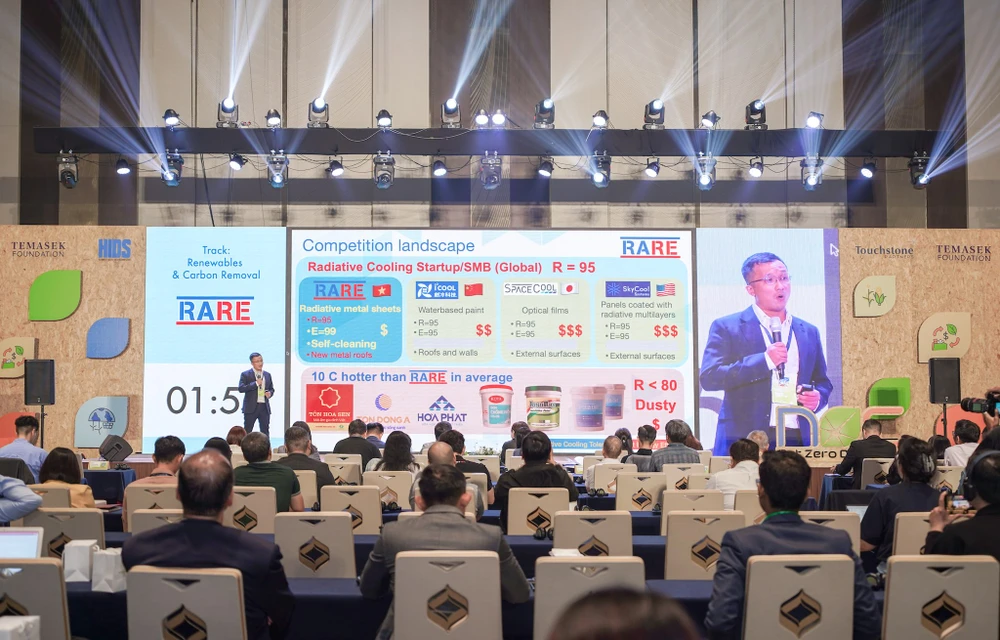 Đại diện đội RARE toles (Việt Nam) với sơn phủ làm mát mái nhà. Ảnh: TIỂU MINH