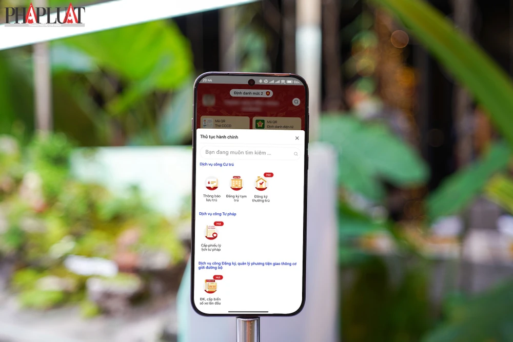 Đăng ký tạm trú online trên ứng dụng VNeID giúp bạn đọc tiết kiệm thời gian. Ảnh: MINH HOÀNG
