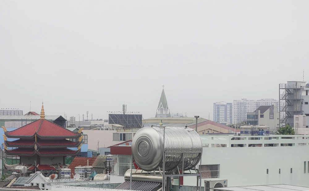 Bầu trời âm u, mù mịt vào trưa ngày 3-12-2024. Ảnh: MINH HOÀNG