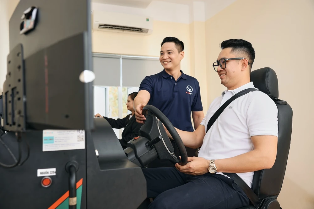 Học viên được đào tạo trên xe điện VinFast.