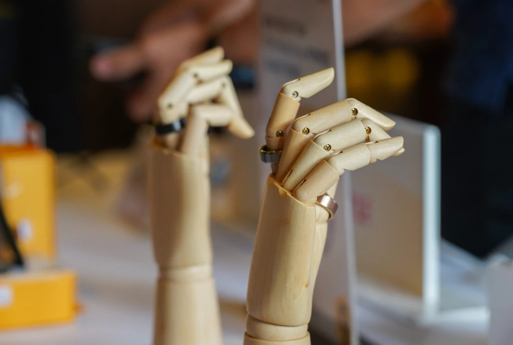 Nhẫn thông minh nhỏ gọn, thuận tiện khi đeo liên tục so với các thiết bị khác. Ảnh: TIỂU MINH