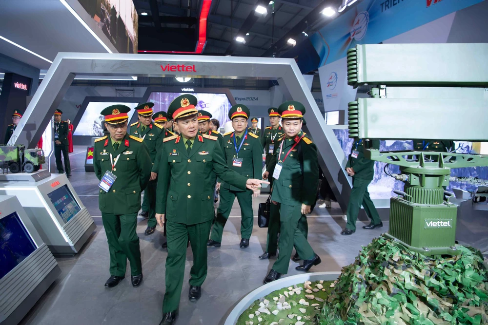 Viettel trình diễn các công nghệ quốc phòng do người Việt làm chủ, nghiên cứu, phát triển và sản xuất.