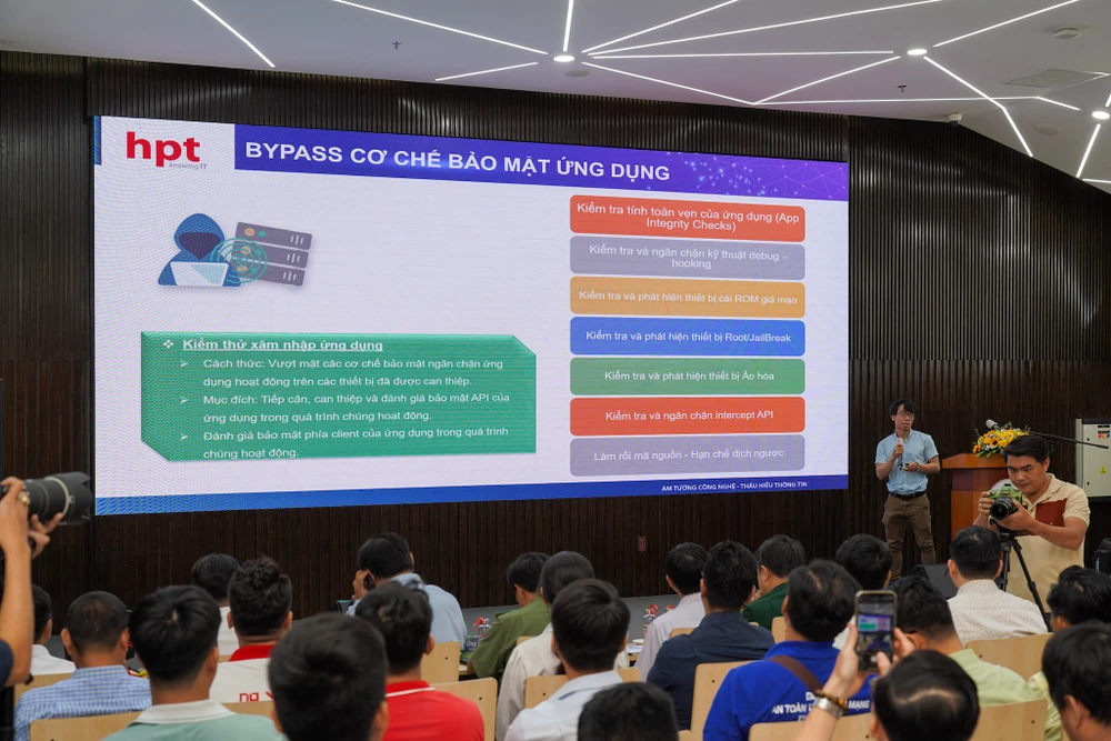 Đại diện đội tấn công HPT chia sẻ về cách thức khai thác ứng dụng. Ảnh: TIỂU MINH