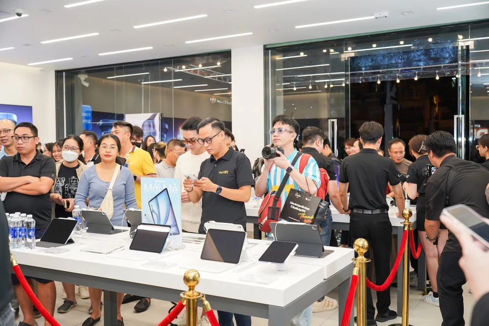 Doanh số iPhone tăng trưởng nhờ việc ra mắt iPhone 16 series. Ảnh: TIỂU MINH