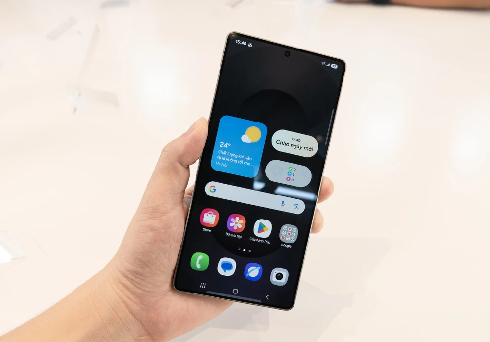 Samsung Galaxy S25 Ultra có thiết kế hơi bo cong nhẹ ở các cạnh.