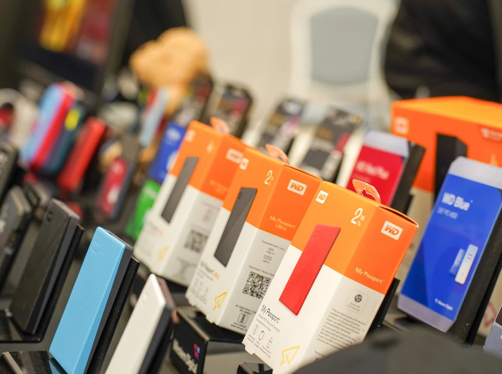 Chuyên gia cho rằng việc Trump áp thuế cao có thể khiến hàng công nghệ tăng giá trong tương lai. Ảnh: TIỂU MINH