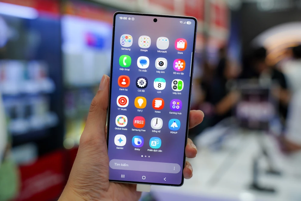 Các cạnh của Samsung Galaxy S25 Ultra được bo cong nhẹ nhàng, cho cảm giác cầm nắm thoải mái. Ảnh: TIỂU MINH