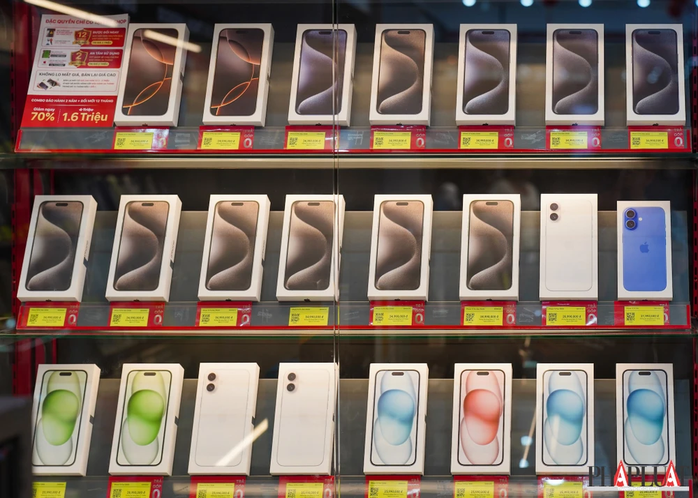 Người dùng có xu hướng nâng cấp iPhone sớm hơn. Ảnh: TIỂU MINH