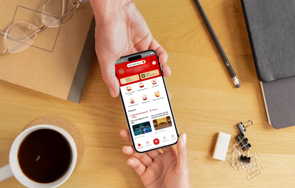 Cách cập nhật thông tin lừa đảo mới nhất trên ứng dụng VNeID. Ảnh: MINH HOÀNG/Canva