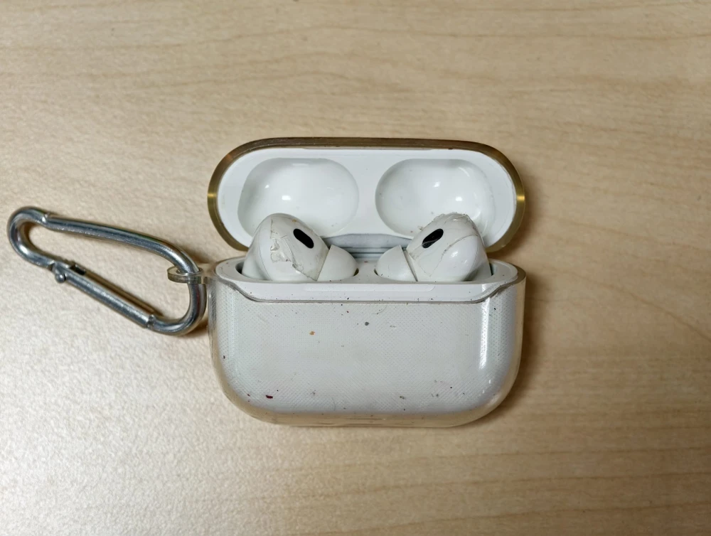 Tai nghe không dây bẩn có thể dẫn đến nguy cơ nhiễm trùng. Ảnh: TIỂU MINH