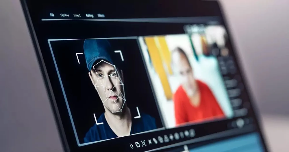 Quan sát kĩ các biểu cảm trên khuôn mặt để phát hiện đây có phải là video giả mạo không.