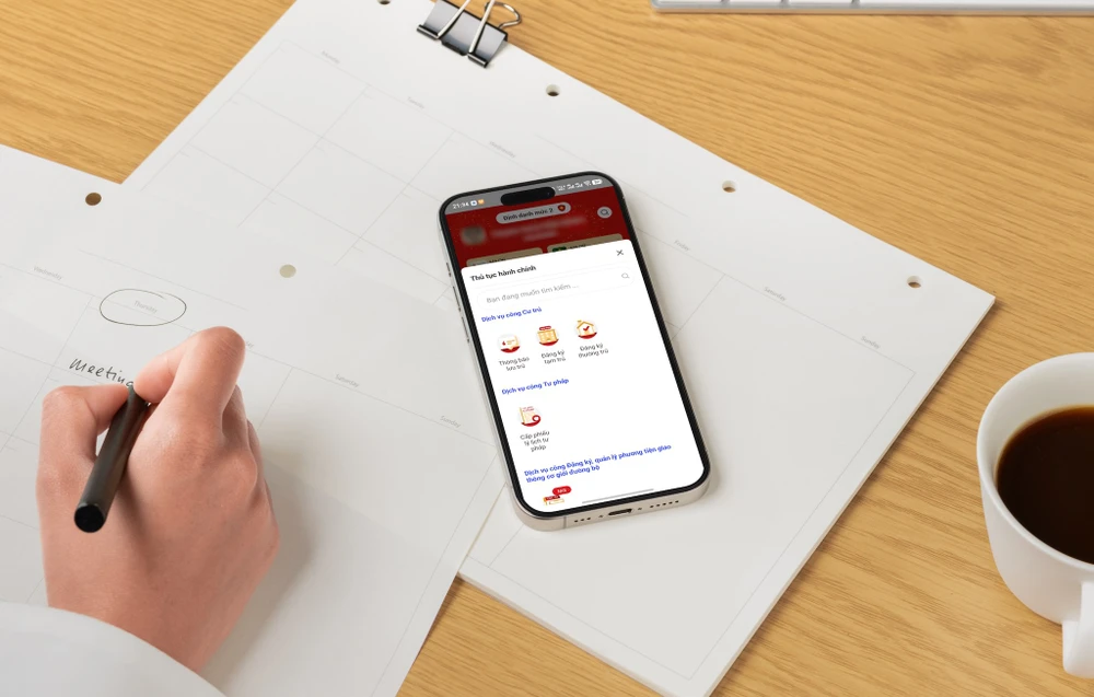 Người dân nên chú ý việc đăng ký tạm trú/thường trú khi chuyển đến nơi ở mới để tránh bị phạt khi cơ quan chức năng kiểm tra. Ảnh: MINH HOÀNG/Canva