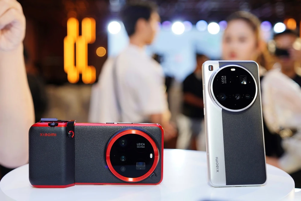 Xiaomi 15 Ultra năm nay được bán kèm thêm bộ grip chụp ảnh. Ảnh: TIỂU MINH