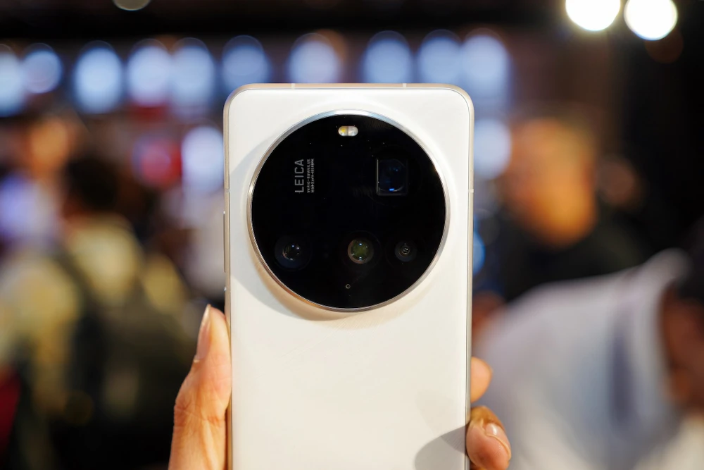 Cụm camera lớn với 4 camera khác nhau. Ảnh: TIỂU MINH