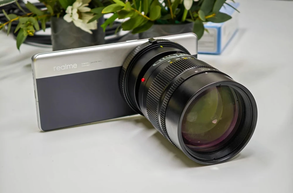 Mẫu điện thoại concept của realme với khả năng gắn ống kính rời. Ảnh: Dominic Preston/The Verge