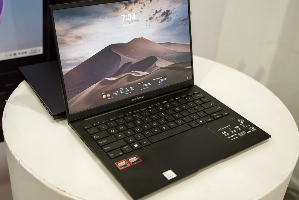 Thị trường laptop tại Việt Nam ngày càng có nhiều thiết bị được tích hợp AI. Ảnh: TIỂU MINH