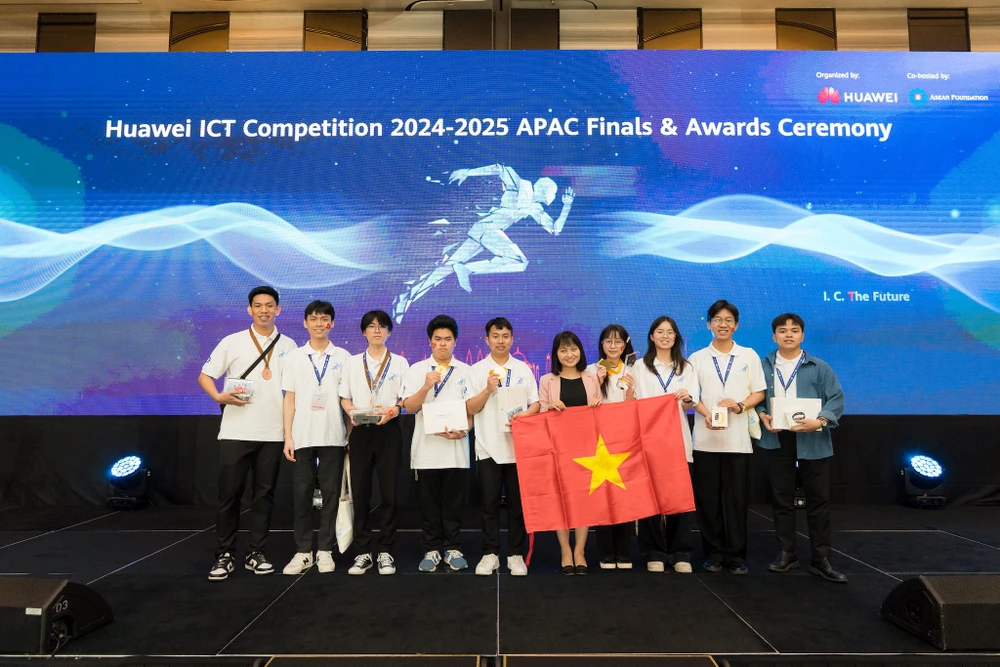 Tin công nghệ 5-3: Sinh viên Việt Nam chiến thắng tại cuộc thi Huawei ICT Competition 2024-2025.