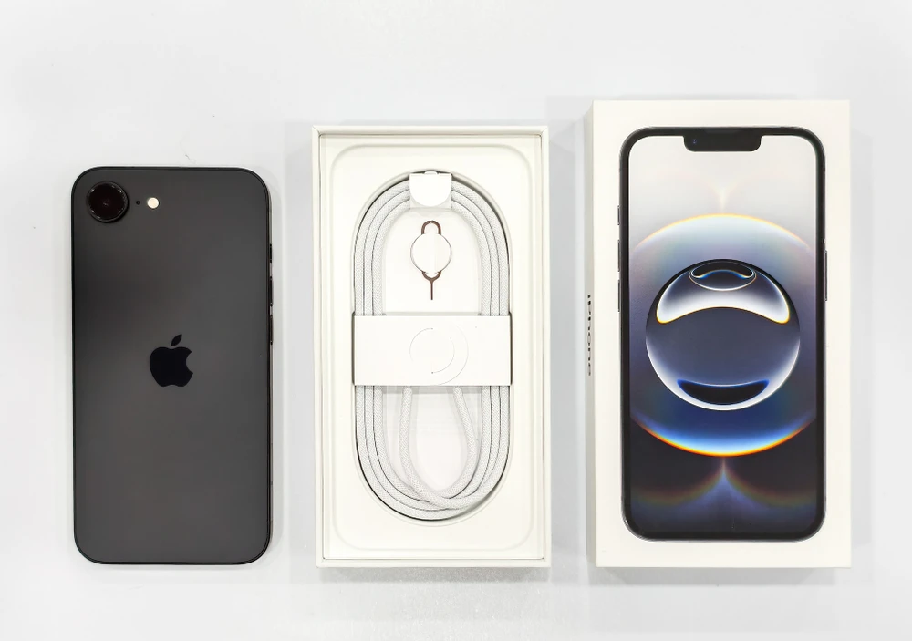 Mở hộp iPhone 16e tại Việt Nam. Ảnh: TIỂU MINH