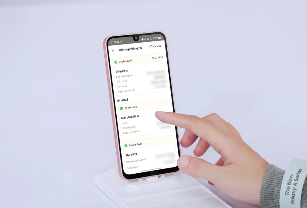 Cảnh giác chiêu lừa yêu cầu cập nhật giấy chứng nhận đăng kiểm trên ứng dụng VNeID. Ảnh: TIỂU MINH
