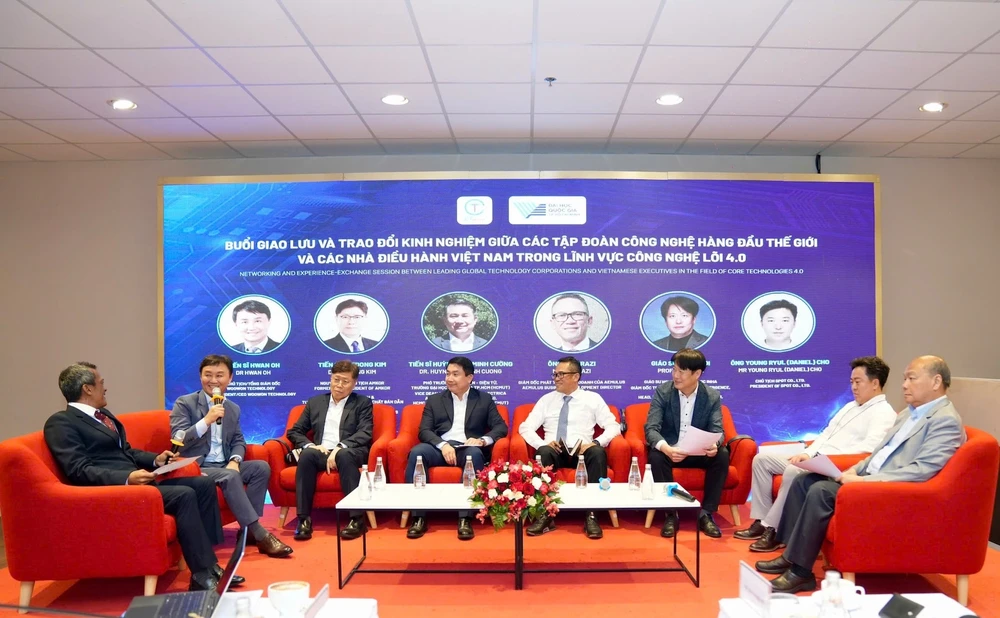 Các chuyên gia, đại diện các trường, doanh nghiệp chia sẻ sôi nổi tại phiên thảo luận để phát triển công nghệ bán dẫn tại Việt Nam.