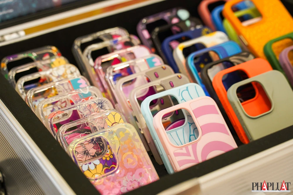 Ốp lưng điện thoại sẽ làm tăng trọng lượng và kích thước. Ảnh: TIỂU MINH