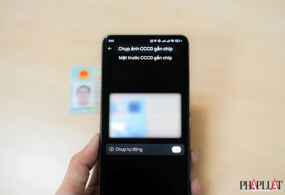 Giữ căn cước công dân cẩn thận. Ảnh: MINH HOÀNG