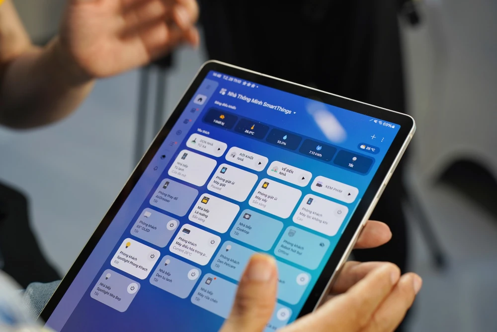 Tin công nghệ 1-4: Người dùng dễ dàng điều khiển các thiết bị trong nhà bằng SmartThings. Ảnh: TIỂU MINH