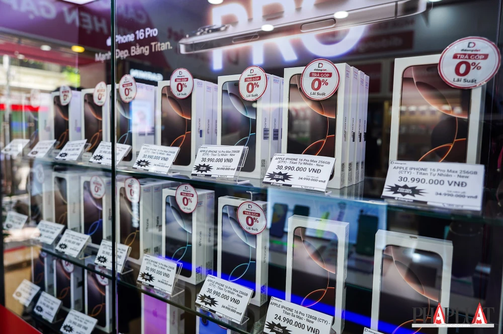 iPhone có thể tăng giá đến 43% vì mức thuế quan mới. Ảnh: TIỂU MINH