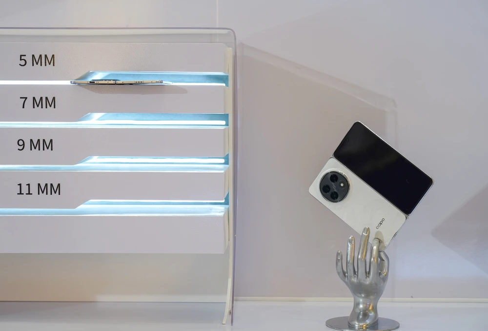 Find N5 là mẫu điện thoại màn hình gập mỏng nhất thế giới. Ảnh: TIỂU MINH