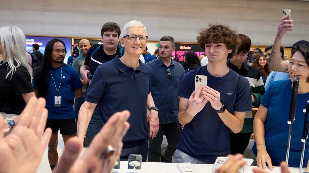 Apple-Fifth-Avenue-New-York-Tim-Cook-with-customers-and-team-members.jpeg