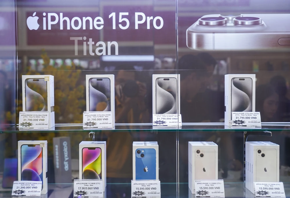 Apple đang gấp rút đưa iPhone về Mỹ để tích trữ càng nhiều càng tốt. Ảnh: TIỂU MINH