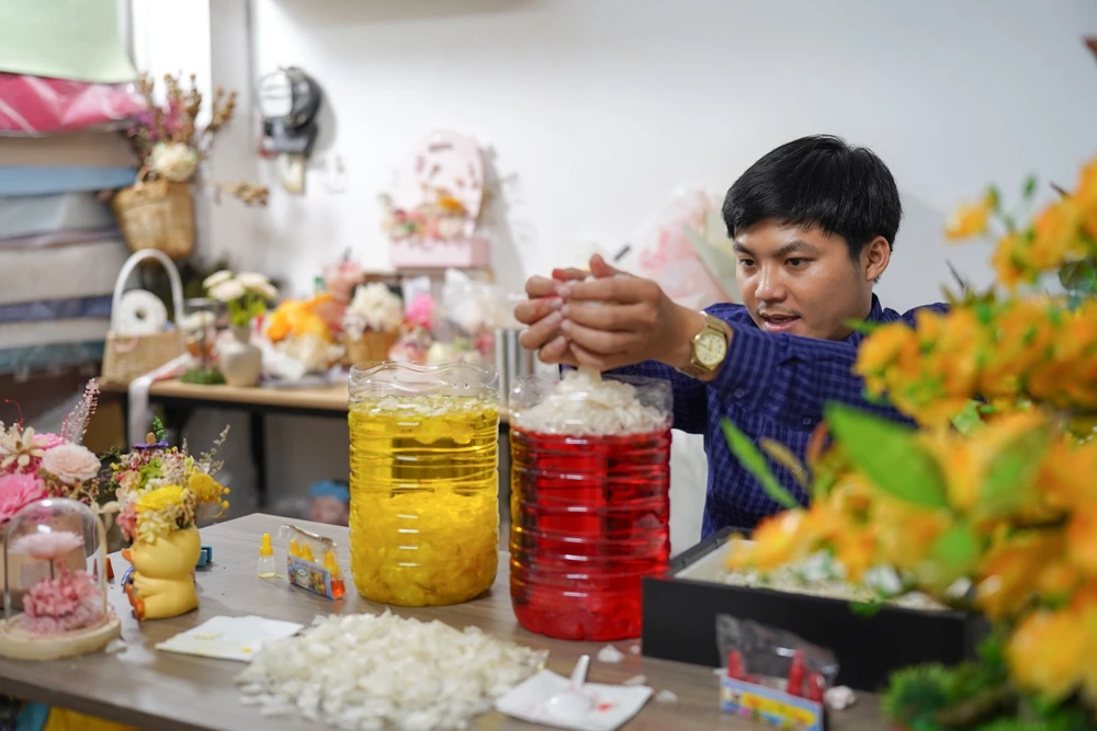 Vảy cá trơn nên việc nhuộm màu cho vảy cá cũng gặp không ít gian nan, để lên màu sắc phải ủ vảy cá trong vòng 1-4 tuần. Ảnh: TIỂU MINH