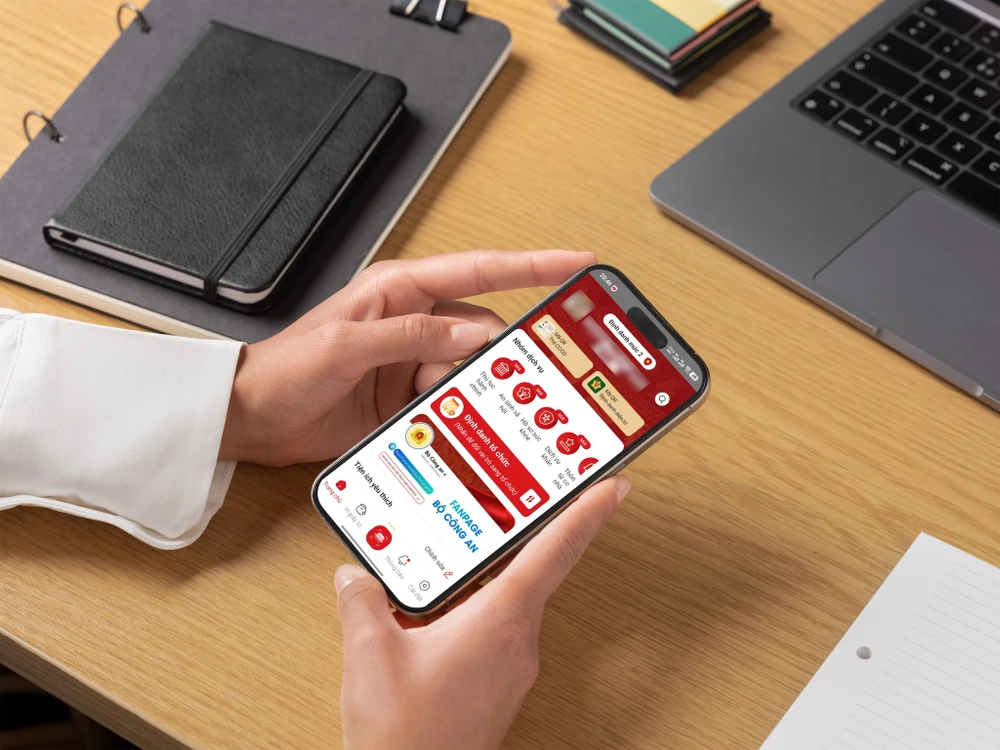 Đăng ký thường trú, tạm trú có thể thực hiện ngay trên ứng dụng VNeID. Ảnh: MINH HOÀNG/Canva