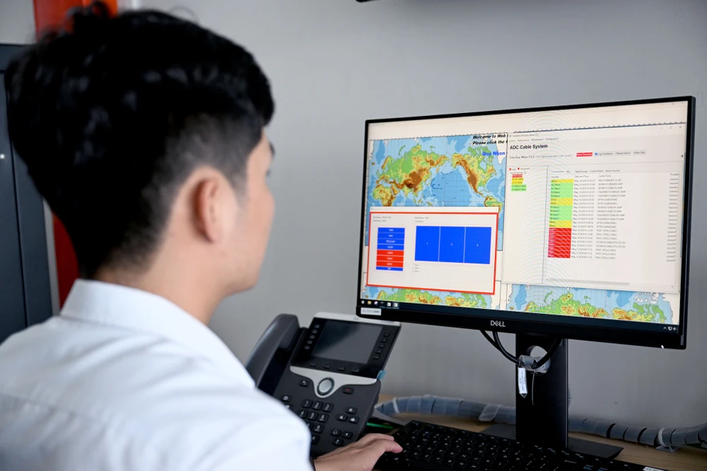 Tin công nghệ 16-4: Kỹ sư Viettel Networks kiểm tra hệ thống.