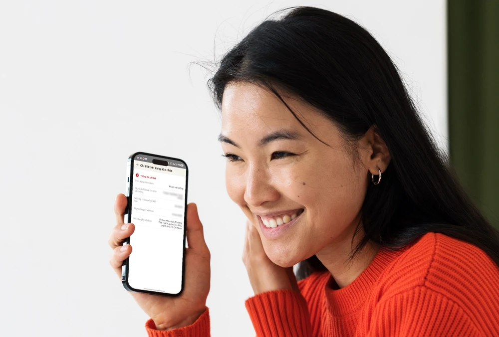 Kiểm tra tình trạng hôn nhân trên ứng dụng VNeID. Ảnh: MINH HOÀNG/Canva