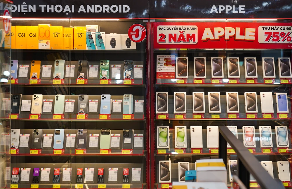 Những điều cần lưu ý khi mua điện thoại cao cấp. Ảnh: TIỂU MINH