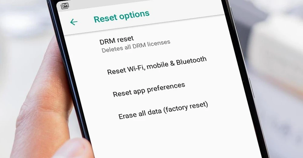 Khôi phục cài đặt gốc trên điện thoại để xóa toàn bộ dữ liệu.
