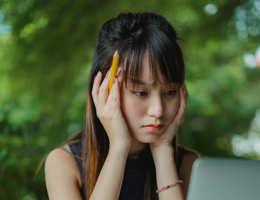 Ngồi quá nhiều cũng có thể khiến não già đi. Ảnh: Pexels