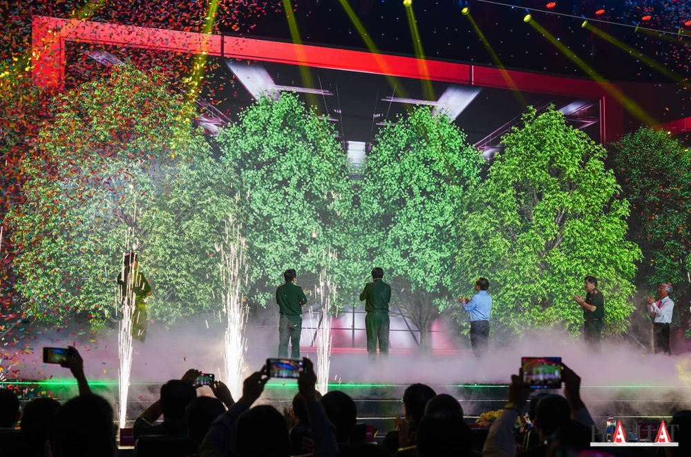 Nghi thức khởi công xây dựng Trung tâm dữ liệu & Nghiên cứu phát triển công nghệ cao tại KCN Tân Phú Trung, huyện Củ Chi, TP.HCM. Ảnh: TIỂU MINH