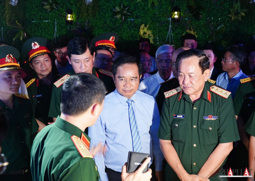 Viettel giới thiệu các mẫu chip do Tập đoàn sản xuất. Ảnh: TIỂU MINH