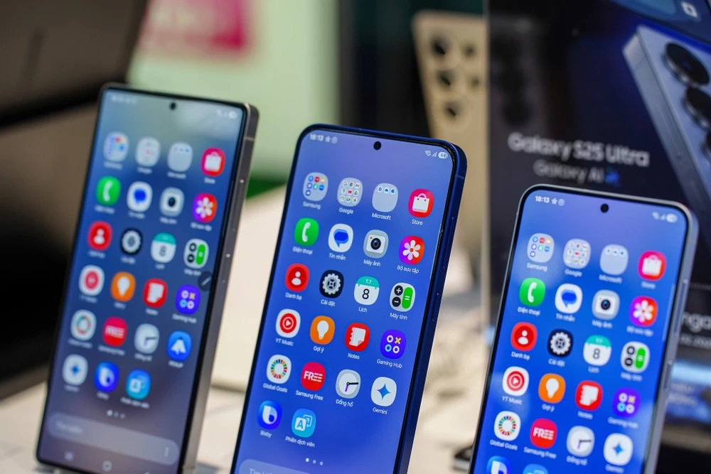 Người dùng sẽ được thay màn hình điện thoại miễn phí khi đăng ký gói Samsung Care+. Ảnh: TIỂU MINH