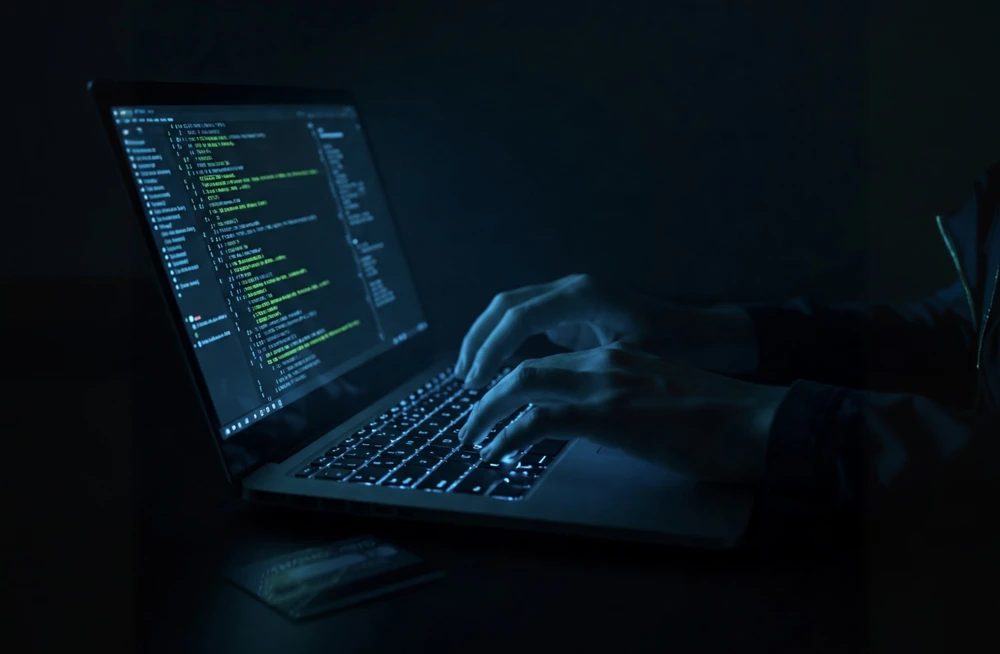 Rò rỉ thông tin thẻ tín dụng tiềm ẩn nhiều rủi ro. Ảnh: AI