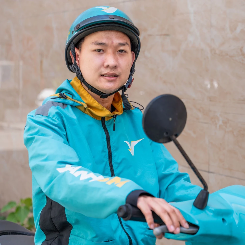 Ảnh: Tài xế Xanh SM Bike Mai Phương trúng giải Đặc biệt VF 3 trong phiên quay số may mắn ngày 30/4/2025